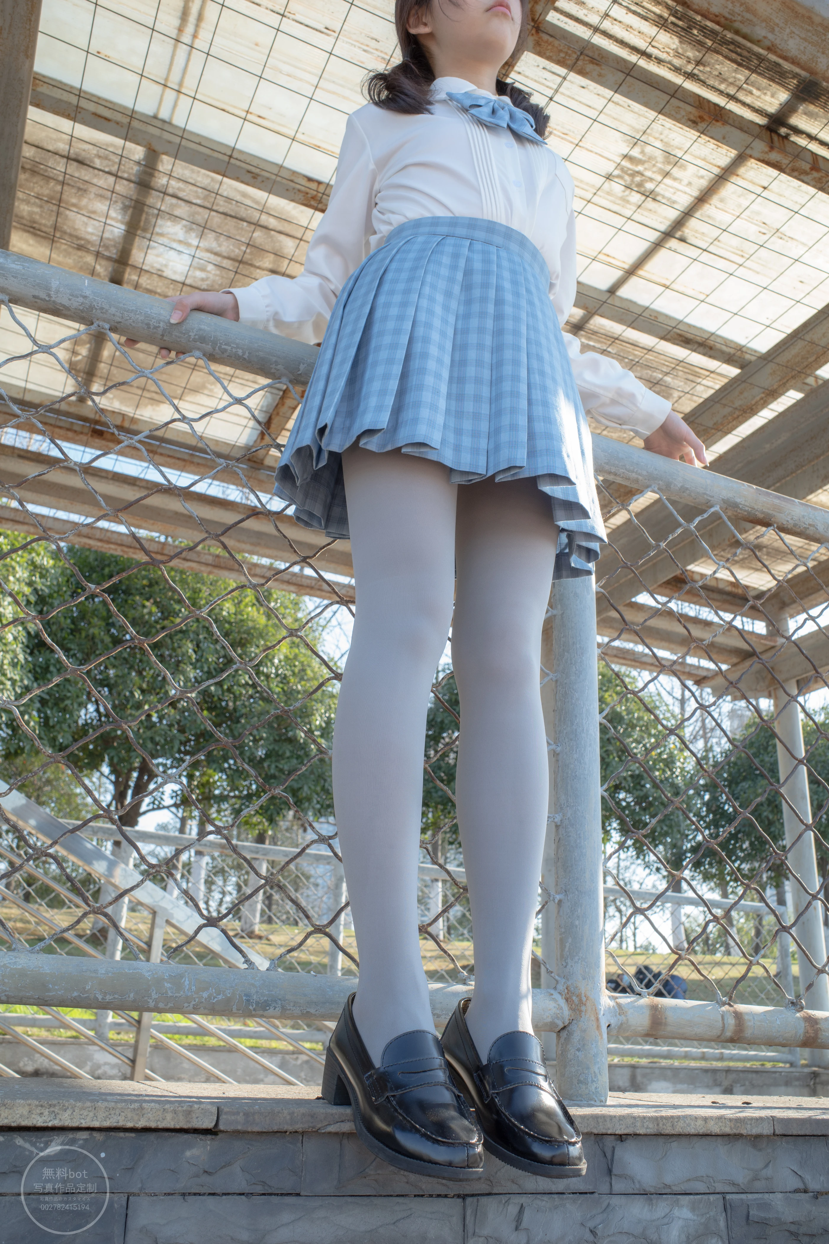 森萝财团 有料 NO.030 小香 户外公园里的JK制服灰丝美腿 [100P]插图